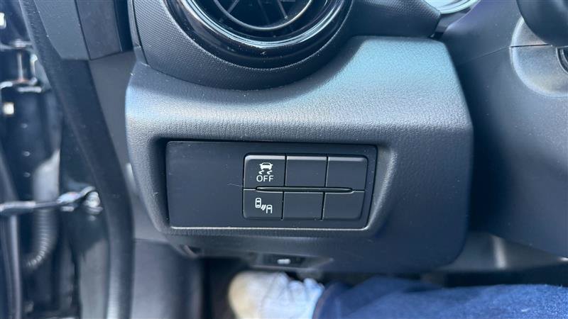 Used 2018 MAZDA MX-5 Miata Club RWD image 16