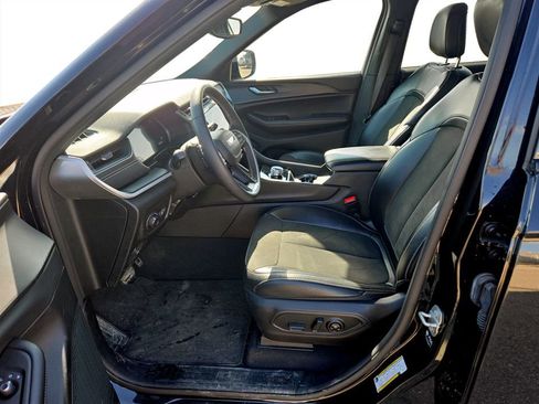 Used 2024 Jeep Grand Cherokee L Laredo image 29