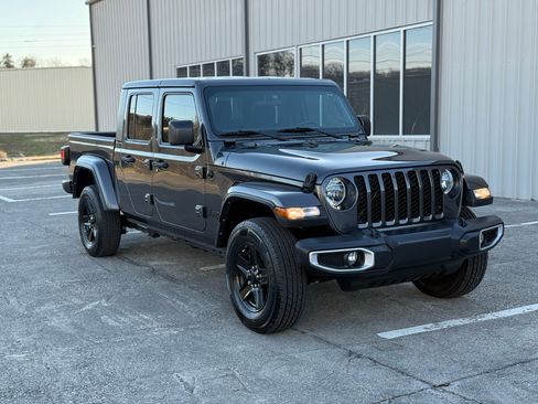 Used 2021 Jeep Gladiator Sport image 3