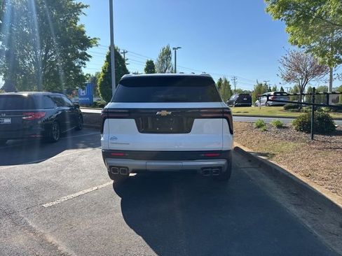 Used 2024 Chevrolet Traverse LT image 4