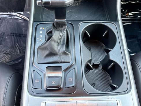 Used 2025 Kia Carnival FWD image 17