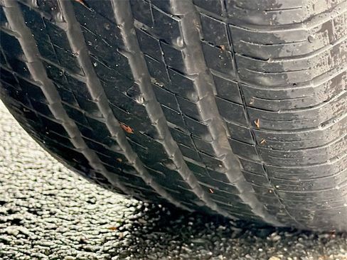 Used 2024 Chrysler Pacifica Touring-L image 19