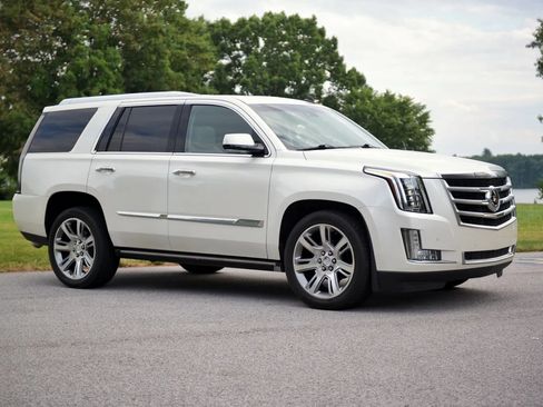 Used 2015 Cadillac Escalade Premium AWD/4WD image 2