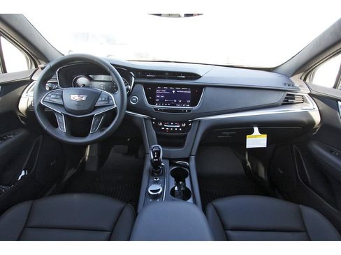 New 2026 Cadillac XT5 Luxury image 9