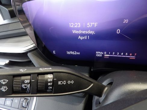 Used 2025 Buick Enclave Preferred image 11