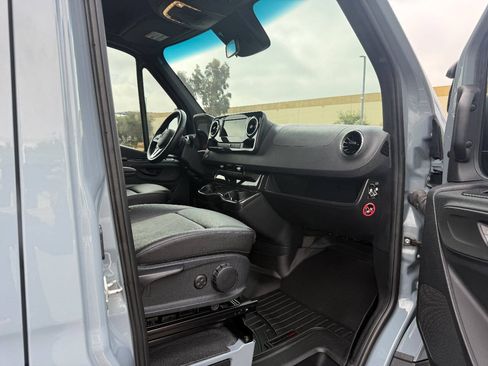 Used 2022 Mercedes-Benz Sprinter 2500 image 11