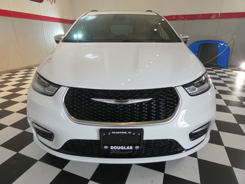 Used 2025 Chrysler Pacifica Pinnacle FWD image 2