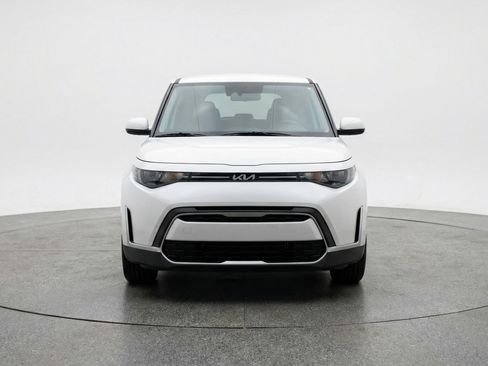 Used 2025 Kia Soul LX w/ LX Technology Package FWD image 2