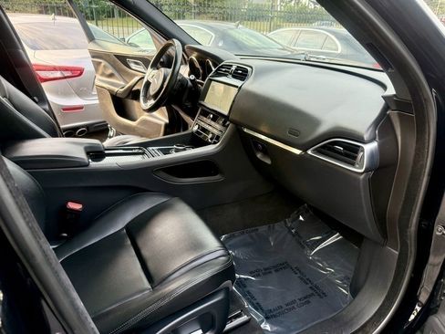 Used 2019 Jaguar F-PACE Premium image 22