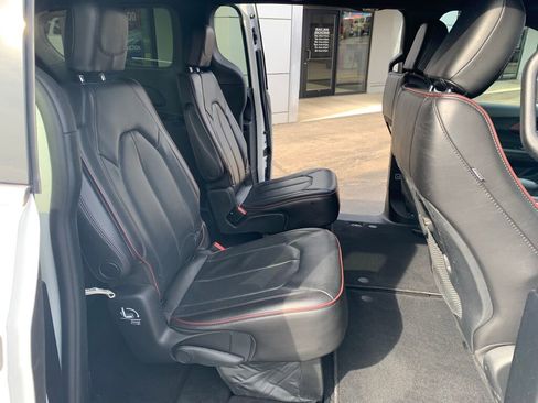 Used 2020 Chrysler Pacifica Limited image 25