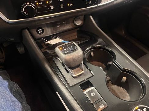 Used 2024 Nissan Rogue S image 27