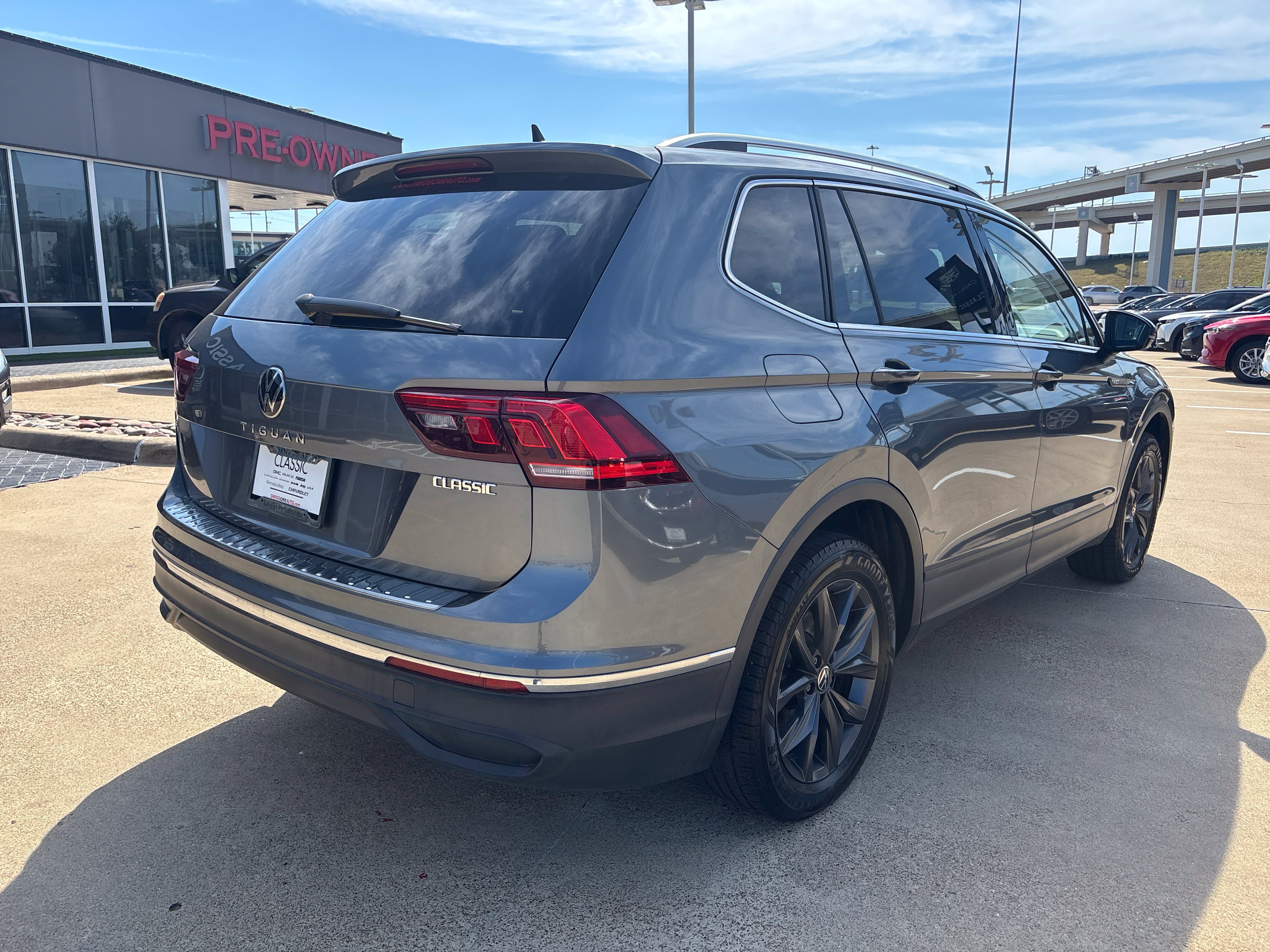 Used 2023 Volkswagen Tiguan SE FWD image 13