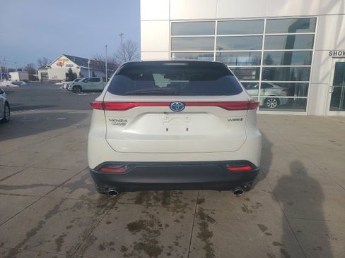 Used 2022 Toyota Venza LE image 6