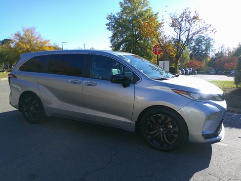Used 2021 Toyota Sienna XSE image 14