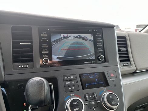 Used 2018 Toyota Sienna LE image 46