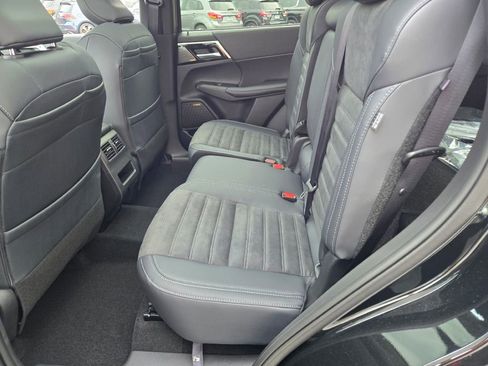 New 2025 Mitsubishi Outlander SE image 13
