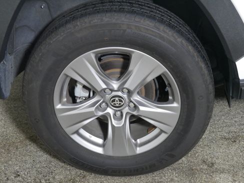Used 2024 Toyota RAV4 XLE AWD/4WD image 15