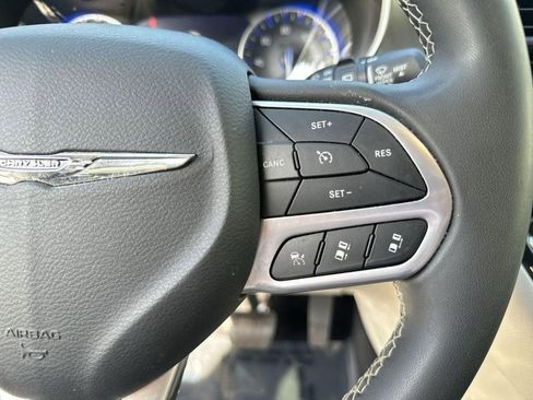 Used 2023 Chrysler Pacifica Touring-L FWD image 31