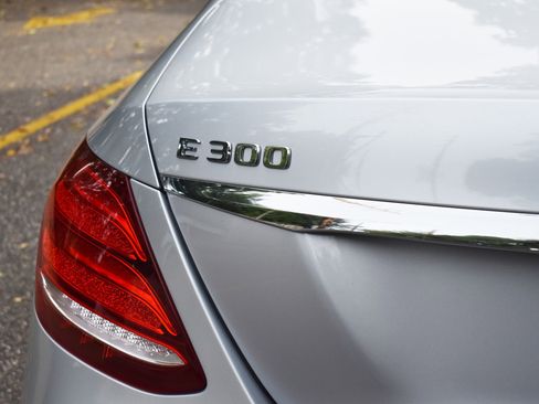 Used 2019 Mercedes-Benz E 300 4MATIC w/ Convenience Package image 17