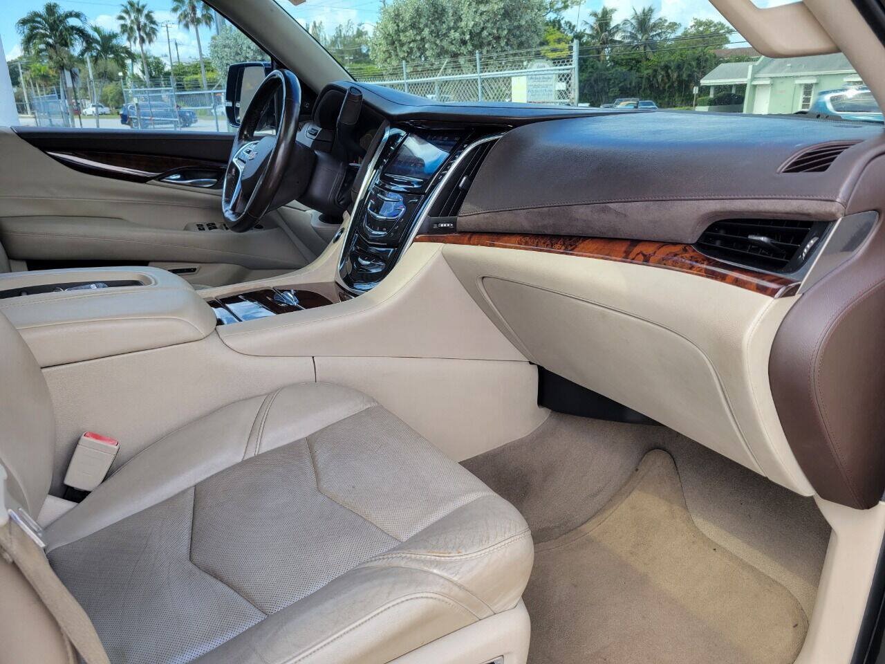 Used 2015 Cadillac Escalade Luxury RWD image 9