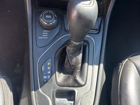 Used 2019 Jeep Cherokee Latitude Plus image 14