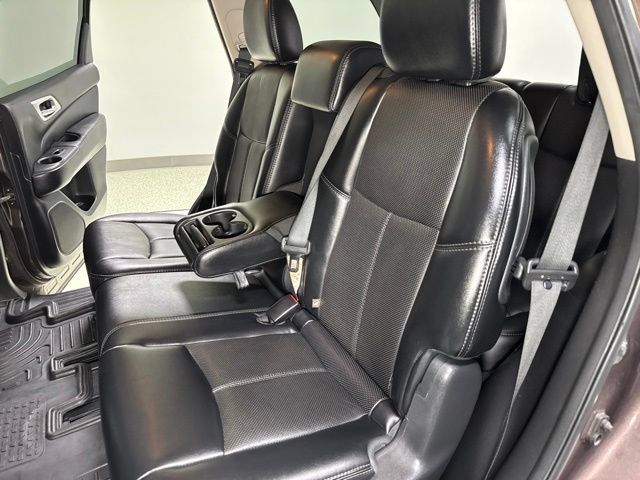 Used 2015 Nissan Pathfinder Platinum w/ Family Entertainment Package FWD image 2
