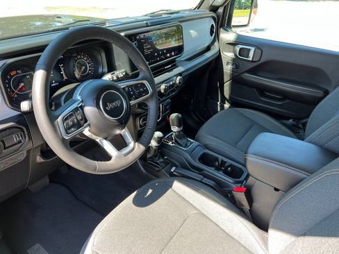 Used 2025 Jeep Wrangler Unlimited Sahara AWD/4WD image 19