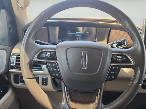 Used 2022 Lincoln Navigator Reserve AWD/4WD image 11