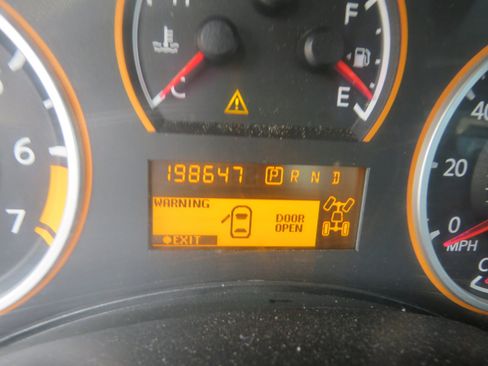 Used 2015 Nissan Titan SV w/ Tow Package image 9