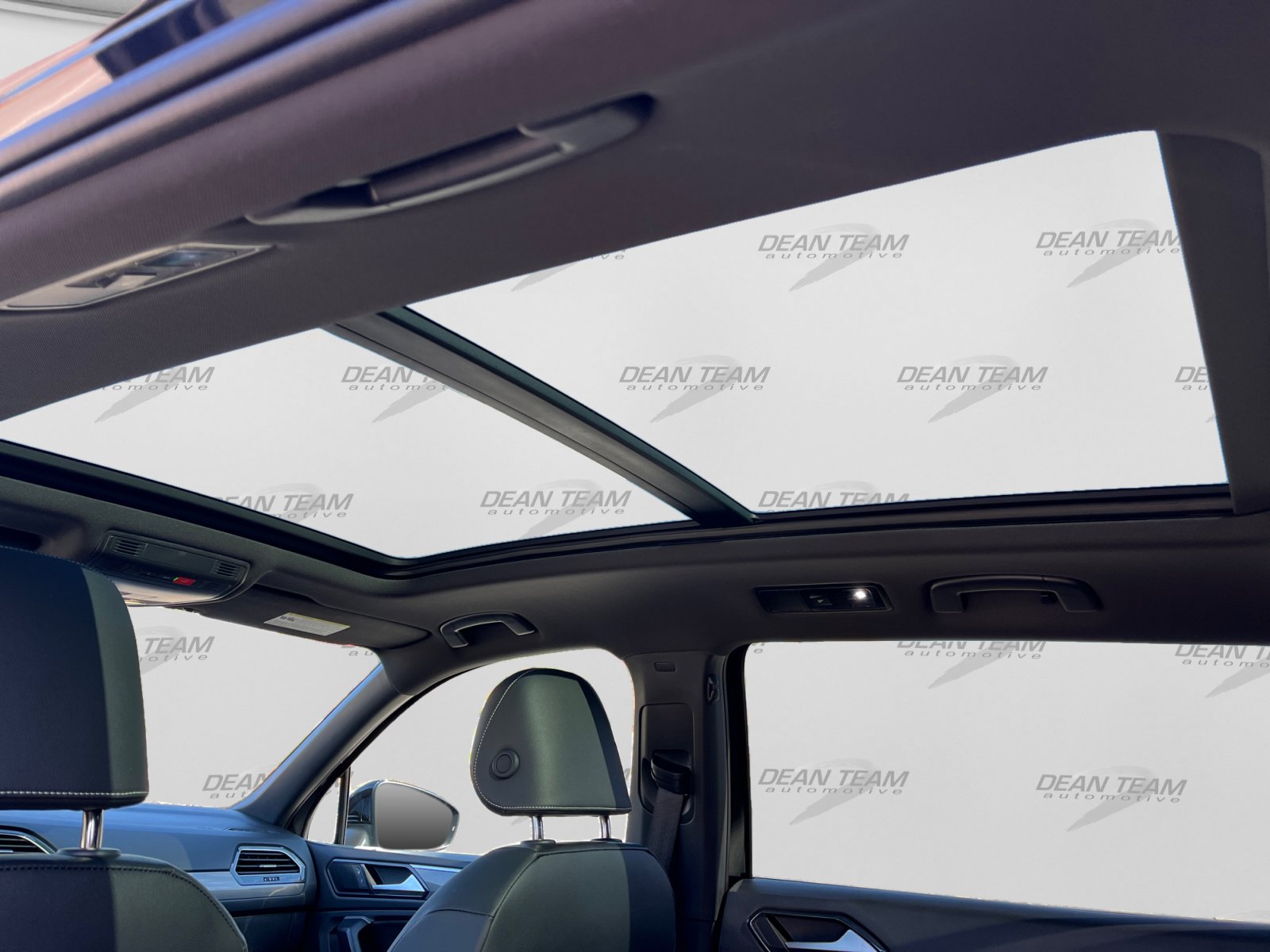 Certified 2024 Volkswagen Tiguan SE R-Line w/ MDO Package, Two-Row AWD/4WD image 17