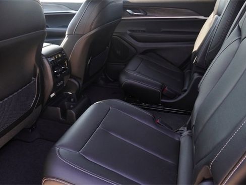 New 2025 Jeep Grand Cherokee L Limited image 12