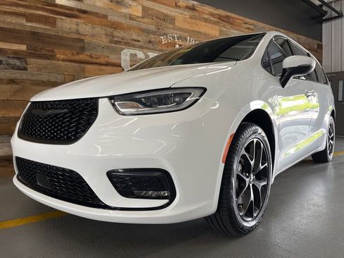 Used 2023 Chrysler Pacifica Touring-L w/ S Appearance Package AWD/4WD image 12