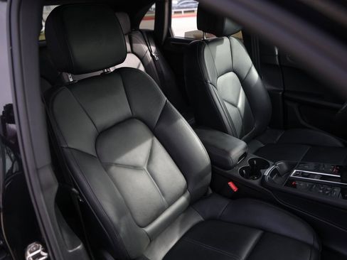 Used 2025 Porsche Macan image 31