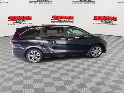 Certified 2024 Toyota Sienna Platinum image 10