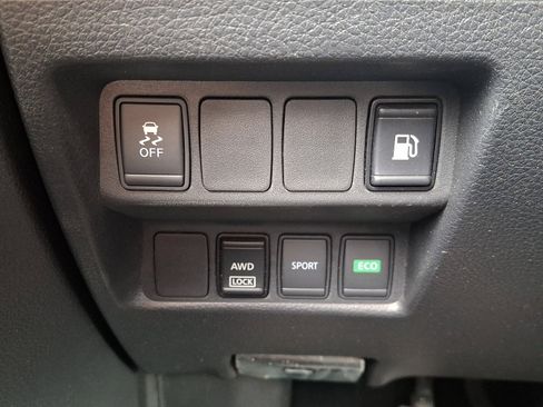 Used 2018 Nissan Rogue S image 25