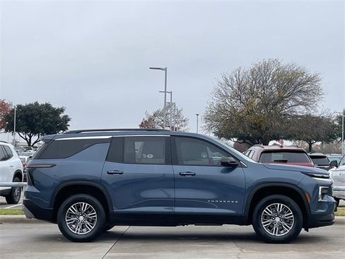 Used 2024 Chevrolet Traverse LT image 3