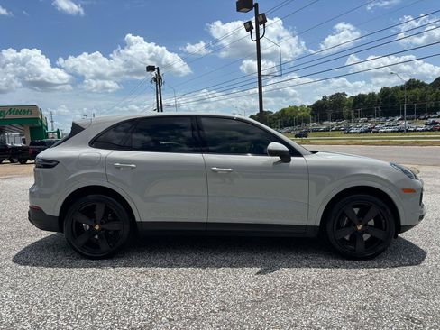 Used 2023 Porsche Cayenne AWD/4WD image 8