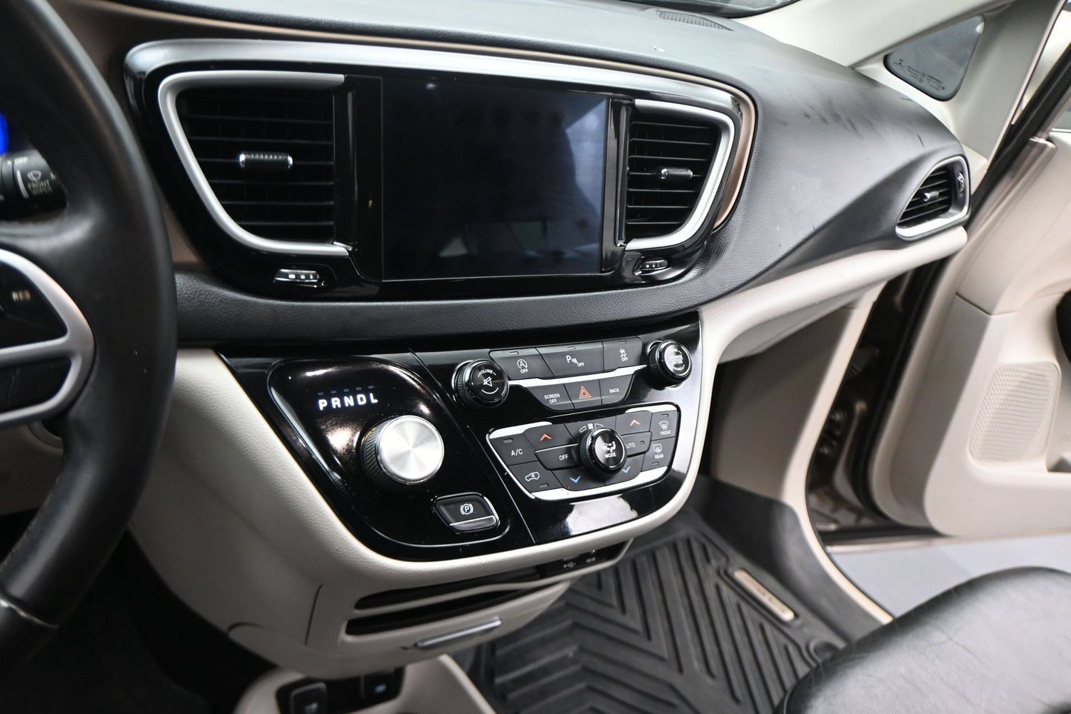 Used 2017 Chrysler Pacifica Touring-L w/ Tire & Wheel Group FWD image 5