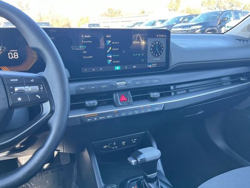 Used 2025 Kia K4 LXS image 17