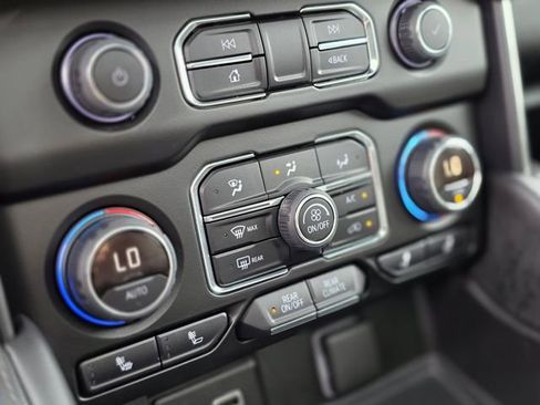 Used 2022 Chevrolet Suburban Z71 w/ Luxury Package image 35