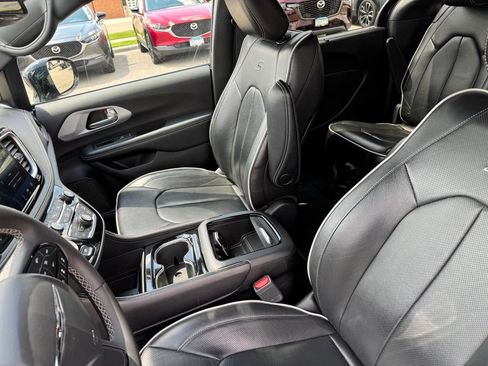 Used 2025 Chrysler Pacifica Limited FWD image 7