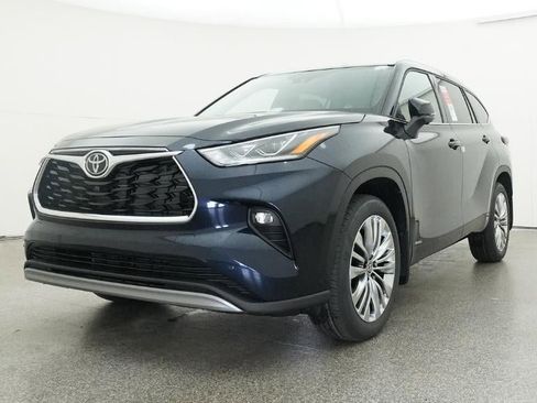 New 2026 Toyota Highlander Platinum image 32