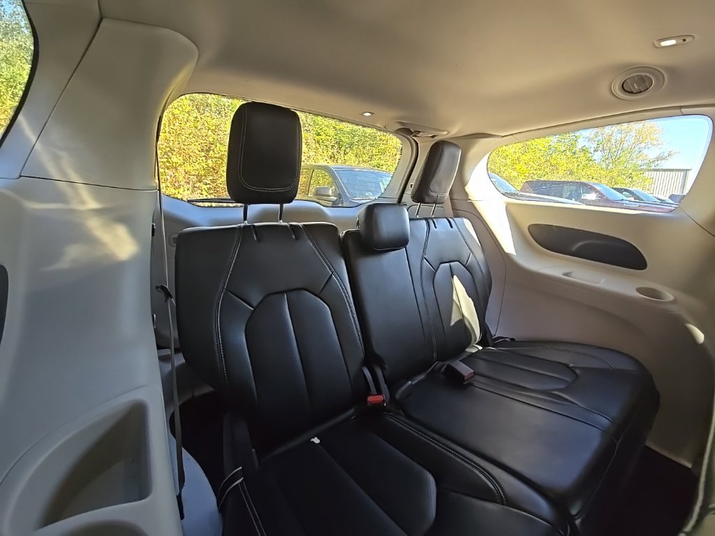 Used 2023 Chrysler Pacifica Touring-L FWD image 23