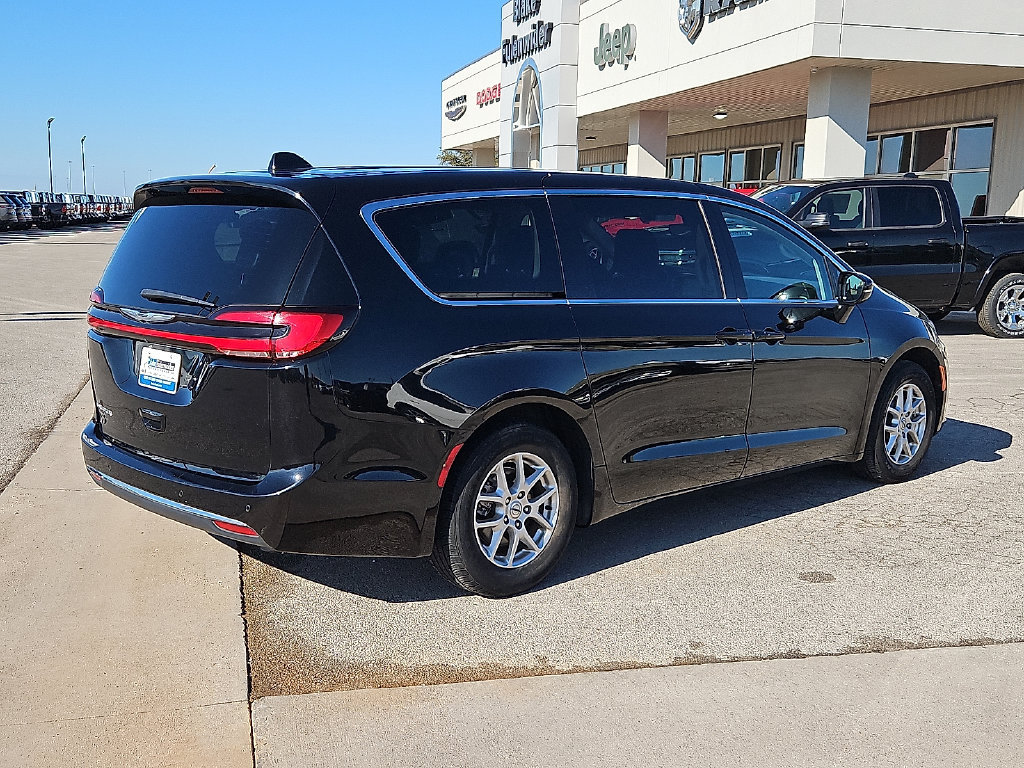 Used 2024 Chrysler Pacifica Touring-L FWD image 8