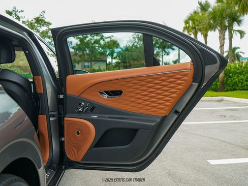 Used 2022 Bentley Flying Spur Plug-In Hybrid image 59