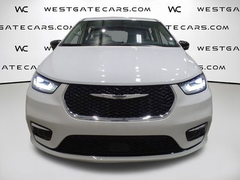 Used 2024 Chrysler Pacifica Touring-L image 2