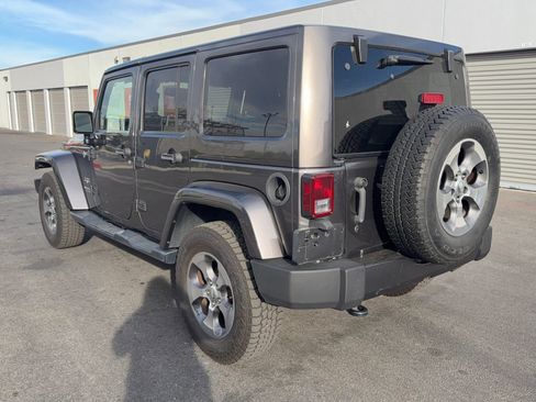 Used 2017 Jeep Wrangler Unlimited Sahara w/ Connectivity Group AWD/4WD image 5