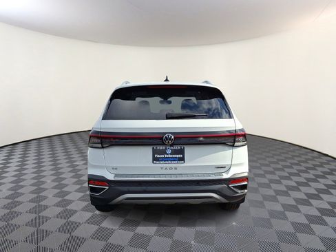 Used 2025 Volkswagen Taos SE image 6