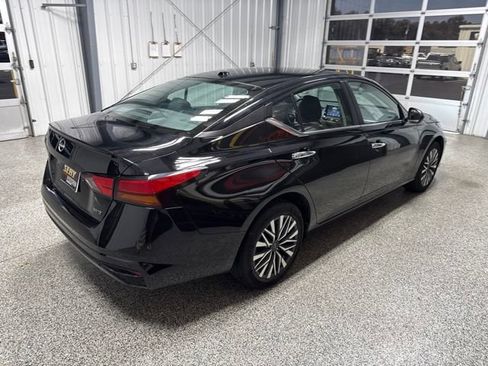 Used 2025 Nissan Altima 2.5 SV AWD/4WD image 13
