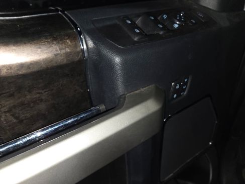 Used 2022 Ford F250 Lariat w/ Black Appearance Package image 5